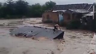 Indonesia is Sinking!! Massive Flash Floods Sweep Sumbawa Besar Indonesia Today (9 Februari 2024)