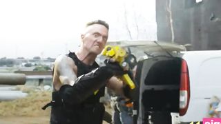 Robot Chappie : Chappie vs. Gros Robot - CLIP 4K HD