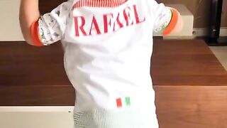 Ce petit danse que tout le monde