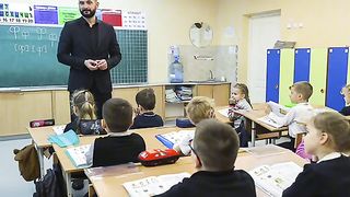 ЕДИН ОБАЯТЕЛЕН УЧИТЕЛ