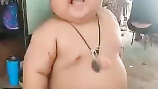 Sedang Happy & Bahagia Menikmati Alunan Musik