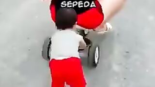 Bahagianya Anak Kecil Mendorong Sepeda