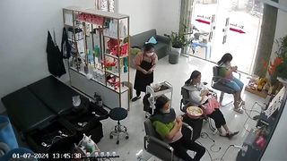 Rekaman CCTV detik-detik kecelakaan sebuah truk.