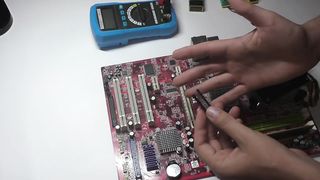 КАК ПРОВЕРИТЬ КОНДЕНСАТОРЫ НА ПЛАТЕ НЕ ВЫПАИВАЯ ИХ