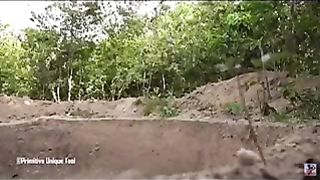 il construit une piscine à la main ????