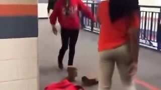 Girls hoodfight