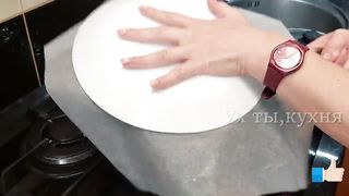 Пирог к чаю Ленивец - Всё смешал и на сковороду.