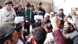مولانا نسیم علی شاہ کی کامیابی پر مبارکباد کیلئے لوگوں کے آنے کا سلسلہ جاری