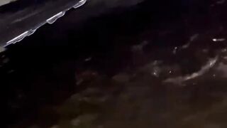 Sambil rehat malam ini sambil ngasih makan lele❗Waktunya santai