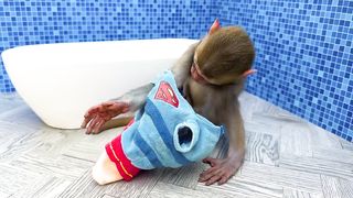 Monkey Baby Bon Bon bath in a bathtub with rainbow fish and play in the farm with ducklings