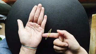 Trik Memunculkan Karet di Telapak Tangan - Sehari jago sulap Easy Rubber Band Magic Trick