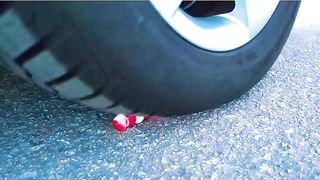 Esmagando coisas crocantes e macias de carro! CARRO EXPERIMENTAL vs BALÕES DE ÁGUA