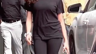 Janhvi Kapoor ki naya hairstyle kaise lagi_ aur haath me band_ _ Bollywoodlogy _ Honey Singh Songs.