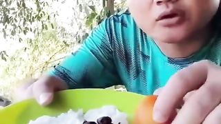 He just wanted to eat in peace but.....