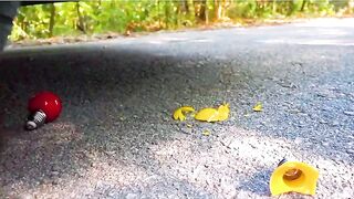 Esmagando coisas crocantes e macias de carro! EXPERIMENTE CARRO VS ISCEIROS