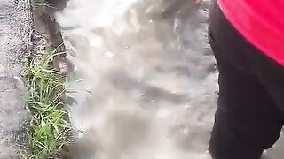 Bermain kolam dan menangkap ikan