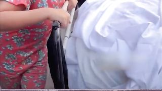 طفلة فلسطينية تبكي والدتها التي استـ.ـشهدت في قصف للاحتلال الإسرائيلي