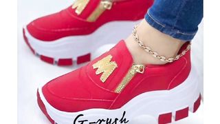 Sepatu sneakers baru