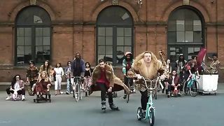 MACKLEMORE___RYAN_LEWIS_-_THRIFT_SHOP_FEAT._WANZ__OFFICIAL_VIDEO_(360p).