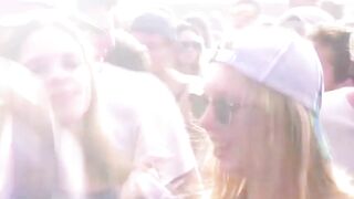 making the atmosphere sway all the thousands of people, no one shakes everything