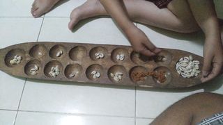 Permainan dakon (lumbung)