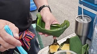 Only $0.3 Omelette! Grilled Egg Omelette on Banana Leaf Boat - Chiang Mai Saturday Night Market