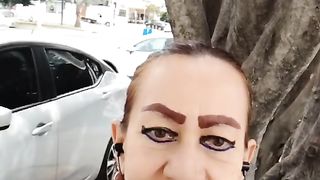 Don't look at her, you ll be hypnotise