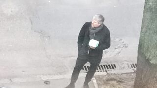 Стоит смотрит и ждёт машину