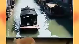 Kocheng Oyen Mau Ikutan Naek Perahu