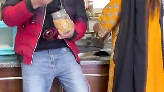 کیا اپ شادی شدہ ہیں نہیں بھائی میں تو ابھی کو ا رہا ہوں