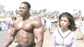 MOST EPIC REACTIONS WHEN BODYBUILDERS GO SHIRTLESS IN PUBLIC