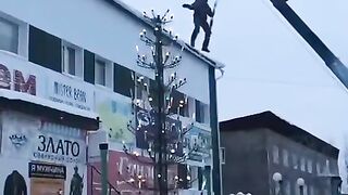 Hanging Christmas tree decorator, autonomous