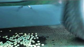 Esmagando coisas crocantes e macias de carro! EXPERIMENTO Carro vs RAINBOW CUBE