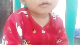 Bayi makan buah salak