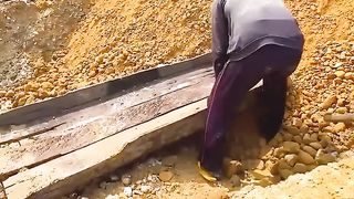 The process of traditional gold mining_viral