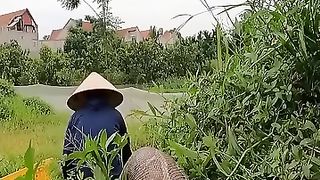 The beautiful girl was attacked by a python