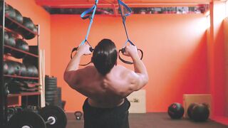 Strong man doing reps in a gym