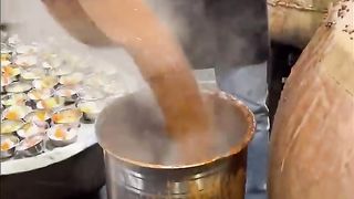 Guess karo yahaki daily sales???? #indianstreetfood #streetfood #dalmakhani #amritsar #punjab #dal