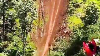Motor trail mencoba tanjakan super