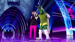 CRICKET UNMASKED Performs ‘A Thousand Miles’ By Vanessa Carlton | Series 5 | Episode 8
