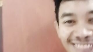 SAYA BINGUNG ORANG INI SEDANG APA,,??