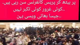 علامہ خان کا زمین پر بیٹھ کر کانفرنس سنی