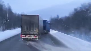 נהג משאית החליק על השלג והצליח להתייצב