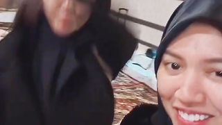 Ada aja kelakuan Happy Asmara dan Dike Sabrina saat umroh di mekah
