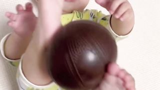 توپ بازی بچه با پا