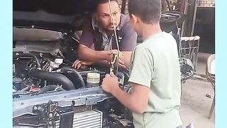 امه يشتغل معاك واحد غبي