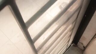 Kucing menunggu depan pintu