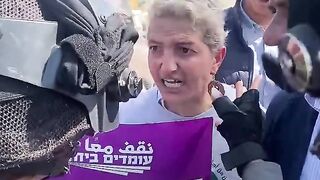 _طخيني..بديش أرجع لورا_ ناشطة فلسطينية تتصدى لمجندة من جيش الاحتلال في حوّارة