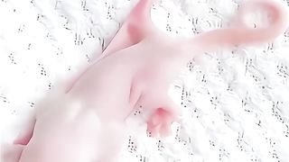 Wanita ini mengadopsi bayi tupai
