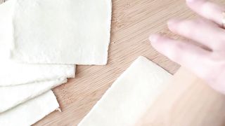 Roti gulung isi sosis keju